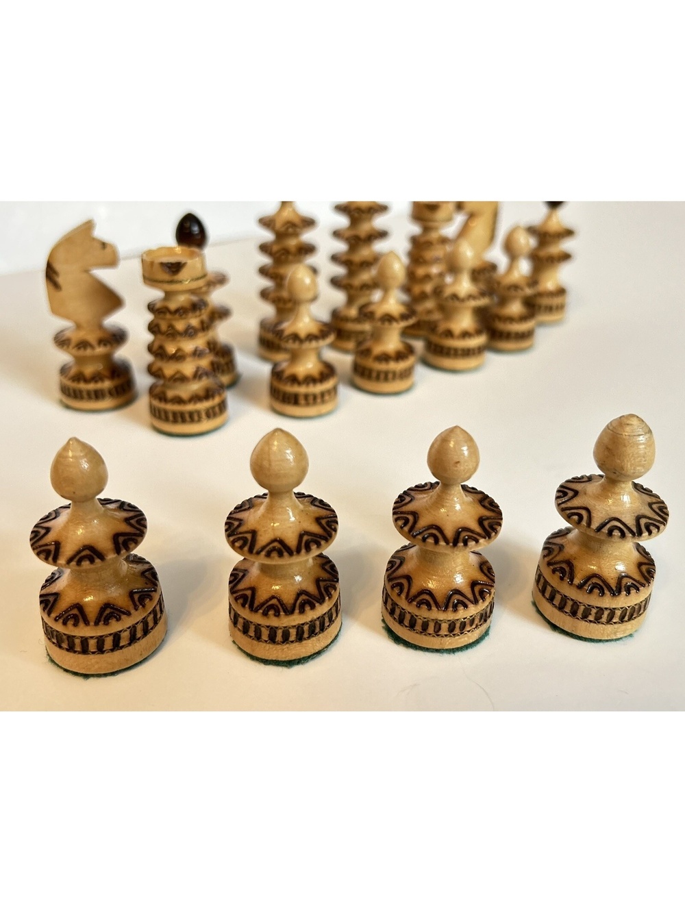 Wooden Chess Set 'Saint George' Style with Metal Inlay & Pyrography Incomplete - Picture 8 of 16